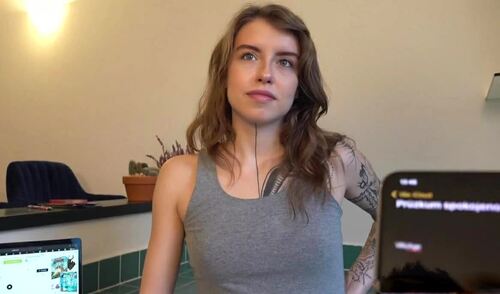 Разносчик пиццы сорит деньгами, собираясь отжарить красотку