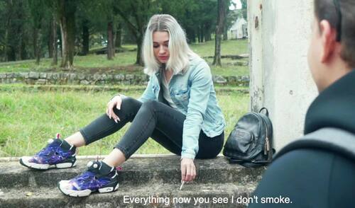 Застукал курильщицу с сигареткой и напоил ее пивом, чтобы трахнуть