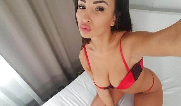 Захватывает дух, когда красивая брюнетка шаловливо лижет фаллос языком