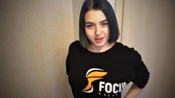 Молодая брюнетка прервала игрище в компьютере сводного брата, взяв в рот его член