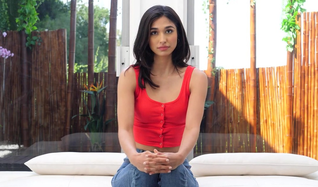 Миленкая девочка готова на любые испытания членом, только бы взяли в XXX